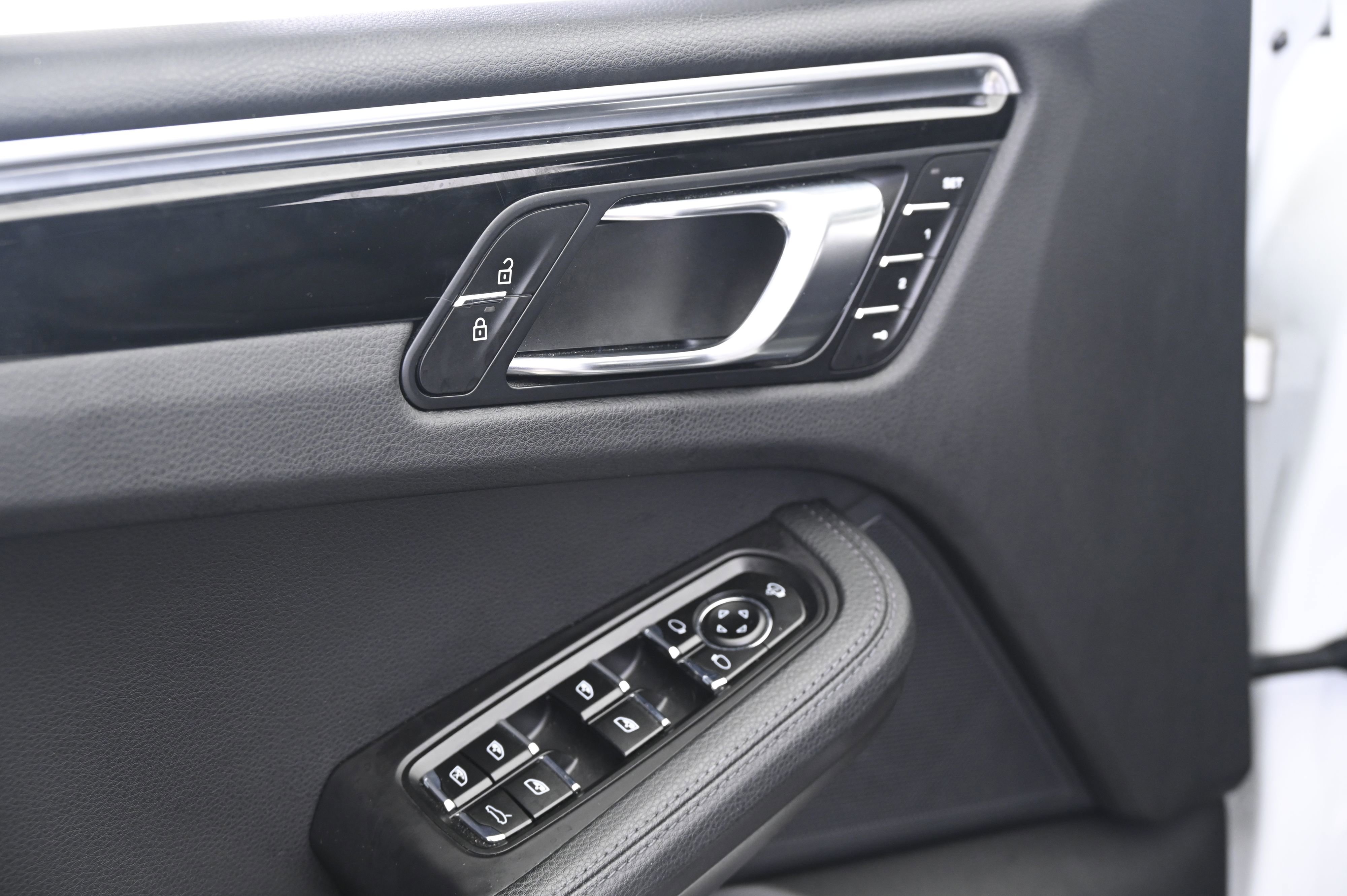 Certified 2022 Porsche Macan image 27
