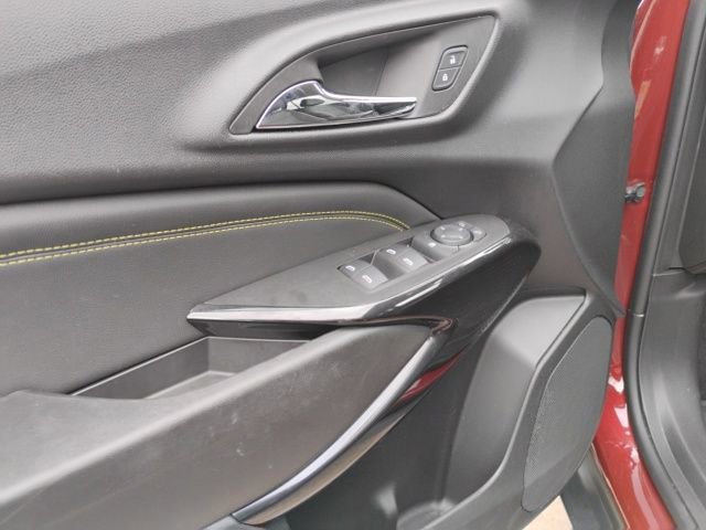 Used 2024 Chevrolet Trax LT w/ LT Convenience Package image 8