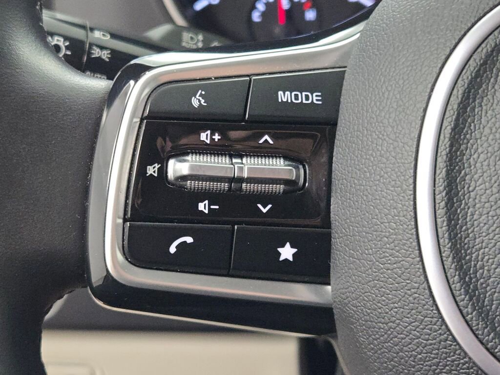 Used 2024 Kia Carnival LX image 35