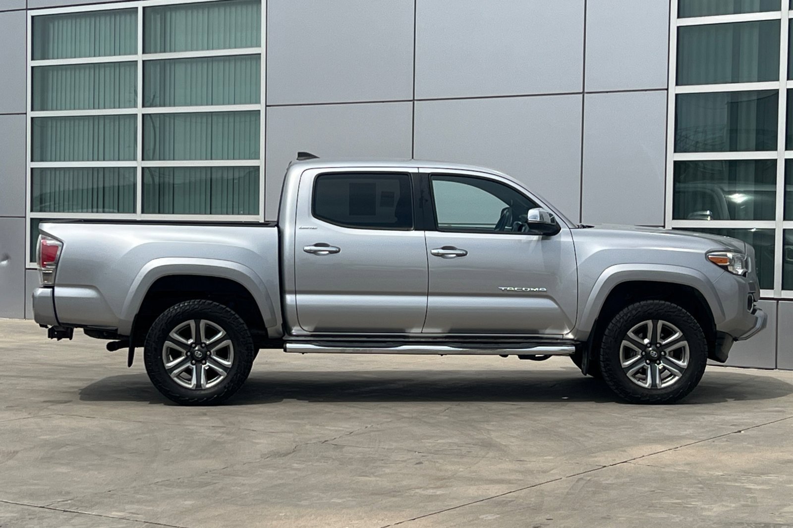 Used 2018 Toyota Tacoma Limited image 3