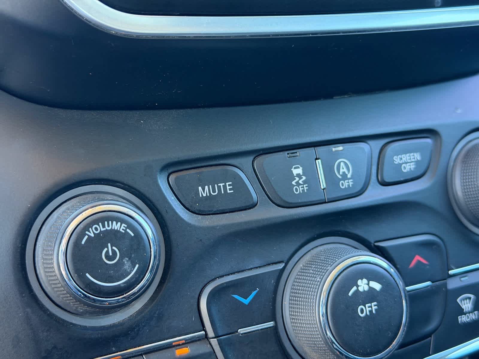 Used 2020 Jeep Cherokee Latitude Plus FWD image 21