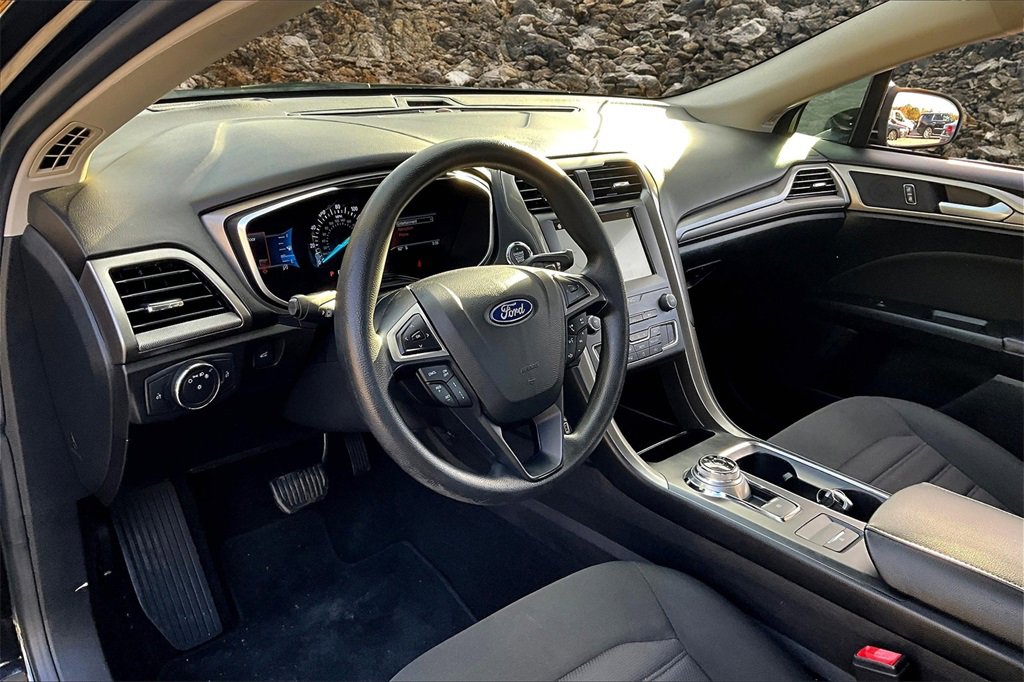 Used 2019 Ford Fusion SE image 12