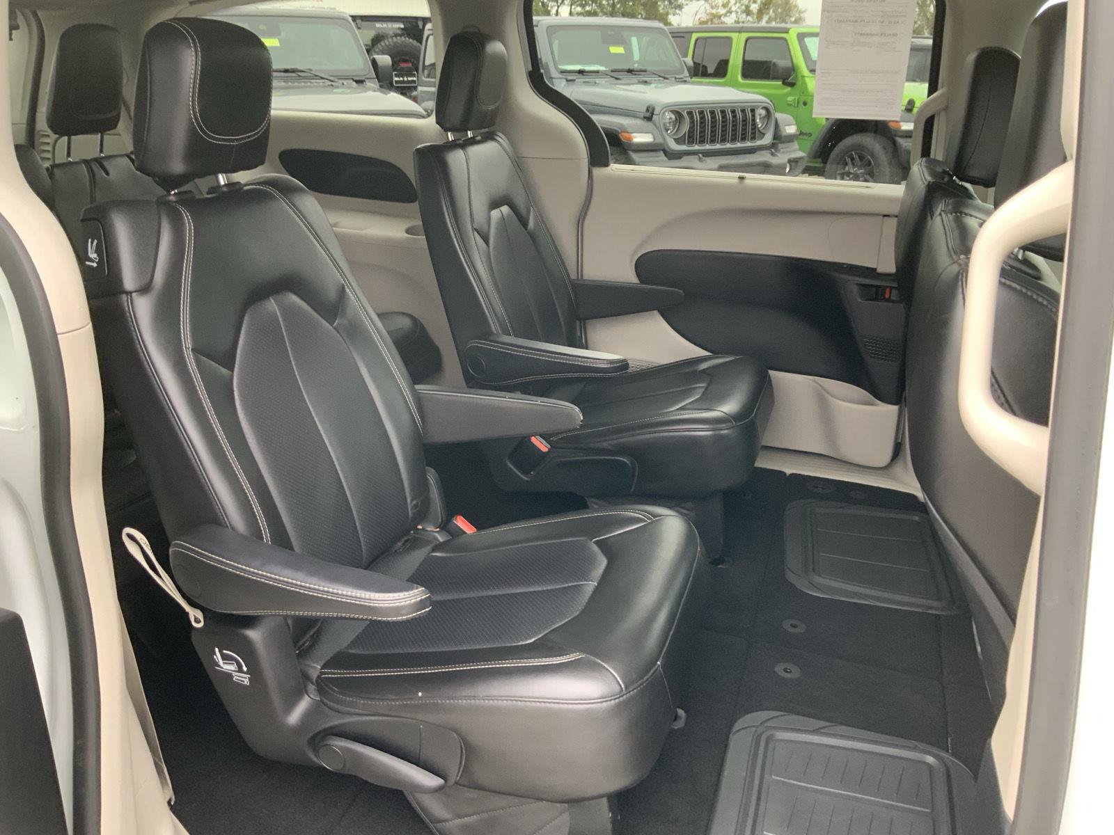 Used 2020 Chrysler Voyager Lxi FWD image 46