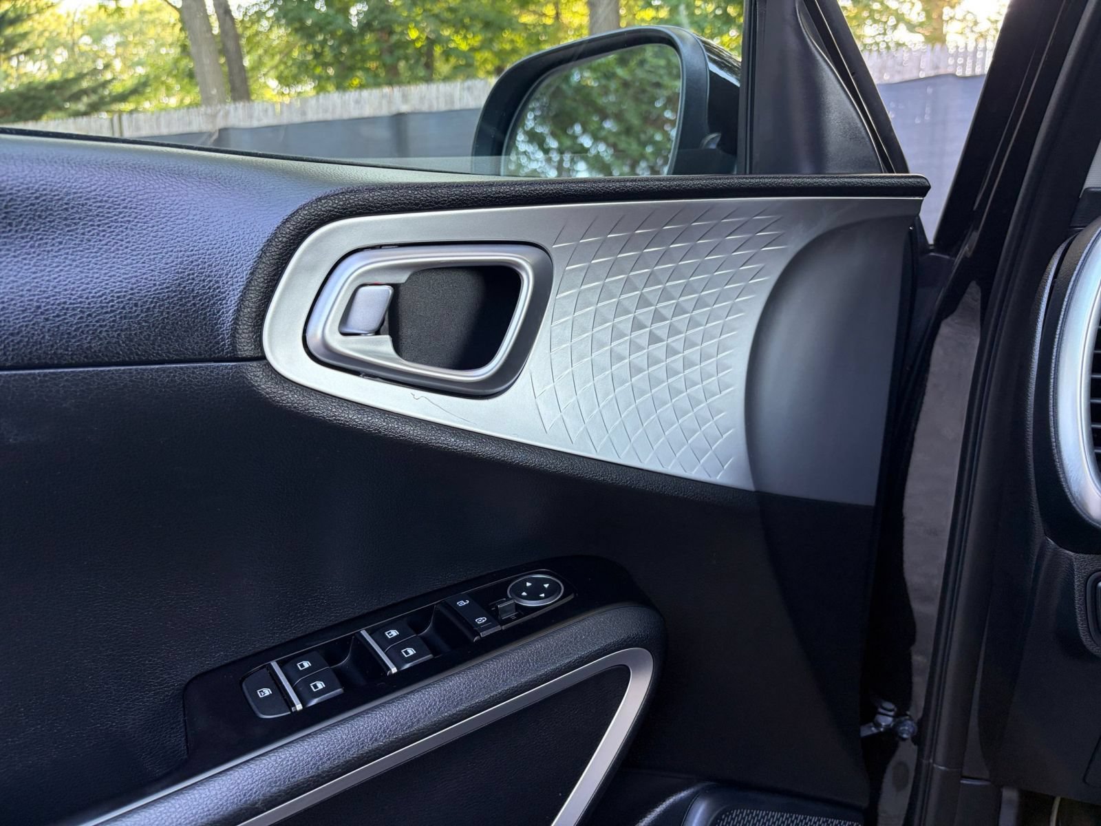 Used 2025 Kia Soul LX w/ LX Technology Package FWD image 18