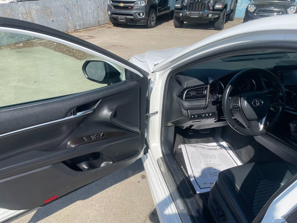 Used 2022 Toyota Camry SE FWD image 3