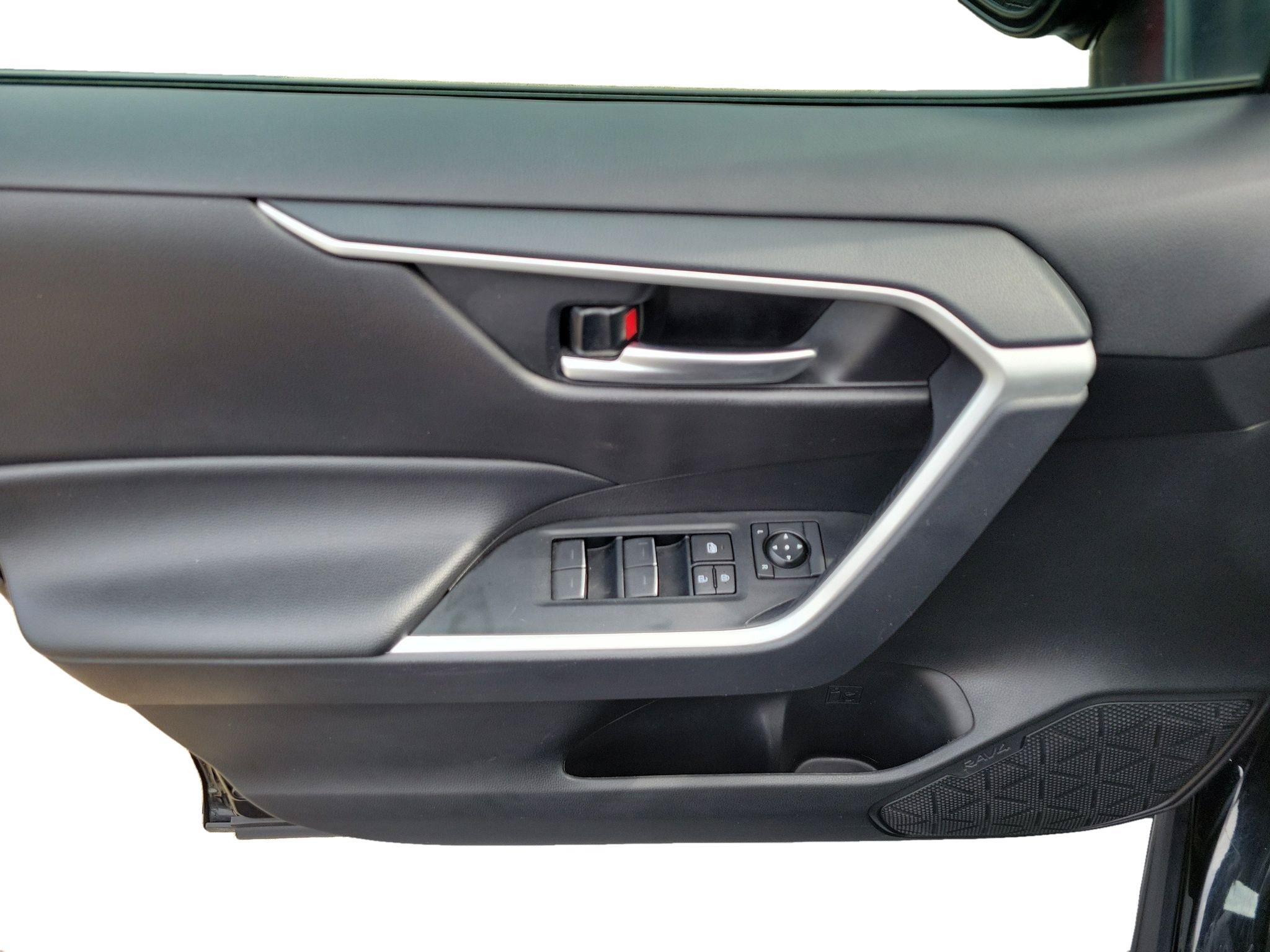 Used 2025 Toyota RAV4 XLE FWD image 8