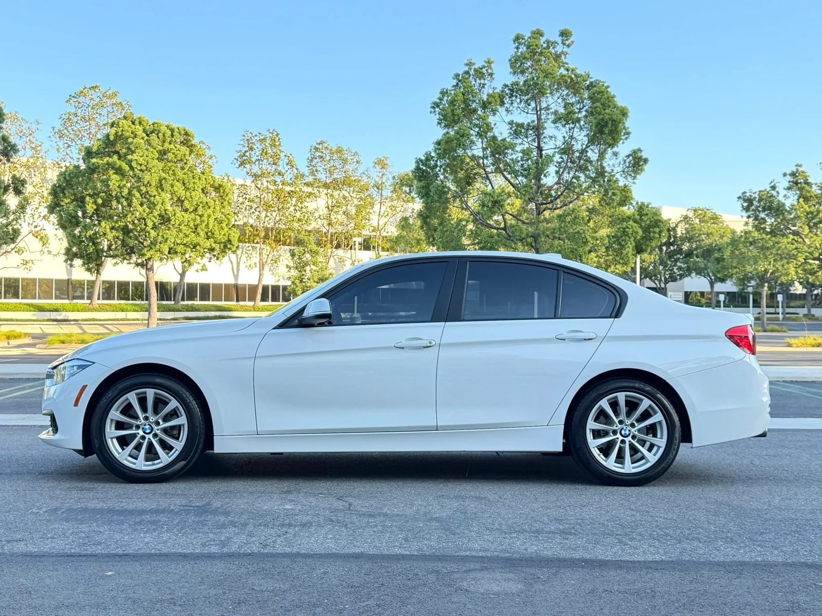 Used 2018 BMW 320i Sedan RWD image 7