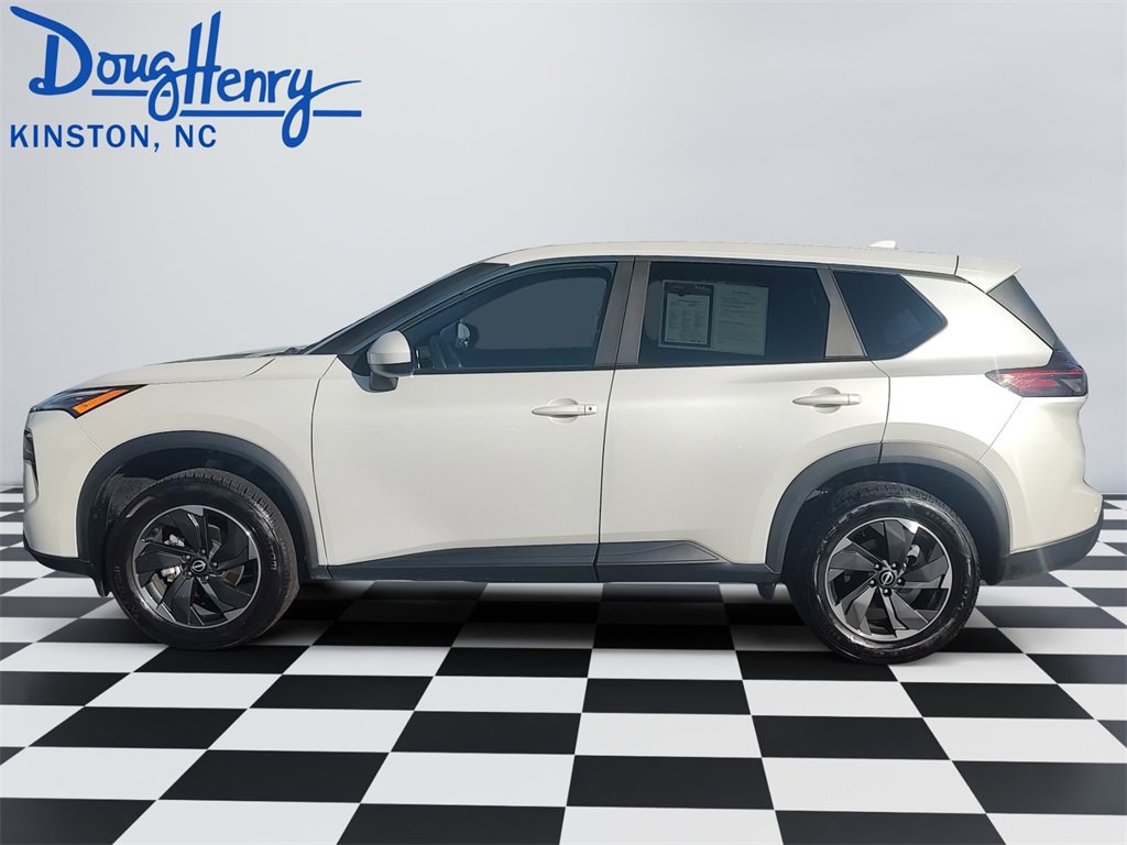 Used 2024 Nissan Rogue SV image 2