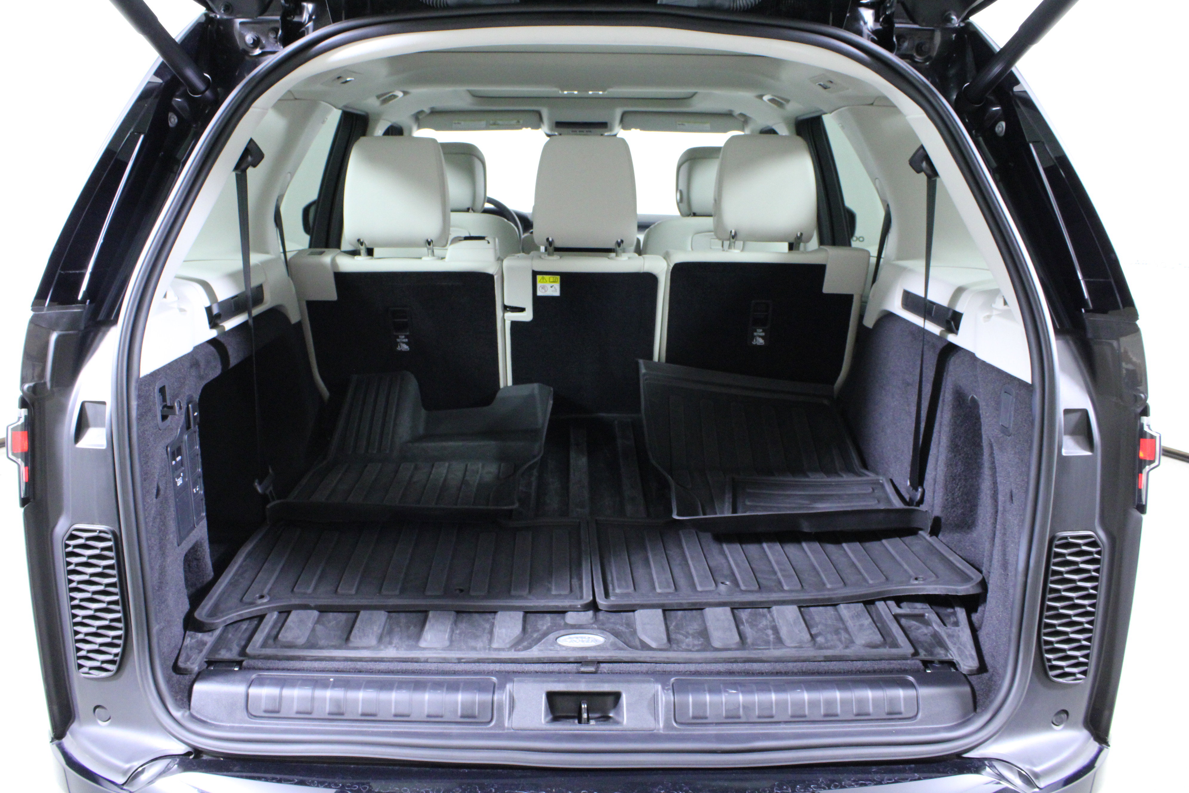 Used 2025 Land Rover Discovery Dynamic SE AWD/4WD image 9