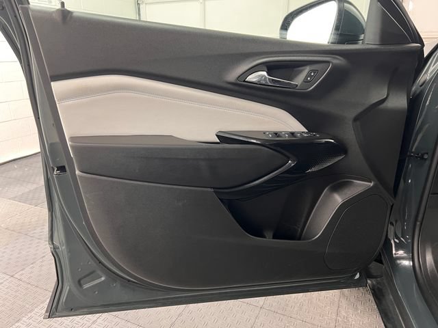 Used 2025 Chevrolet Trax LT FWD image 23