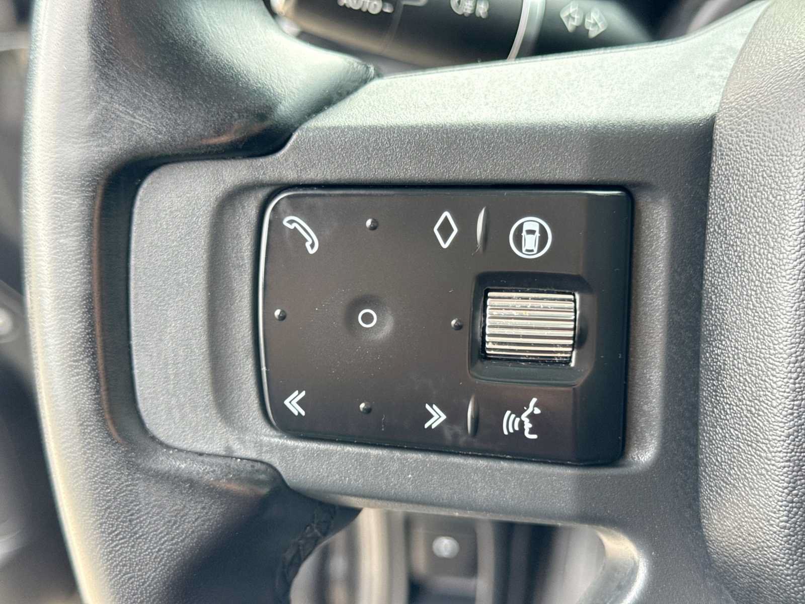 Used 2025 Land Rover Defender 110 X-Dynamic SE AWD/4WD image 24
