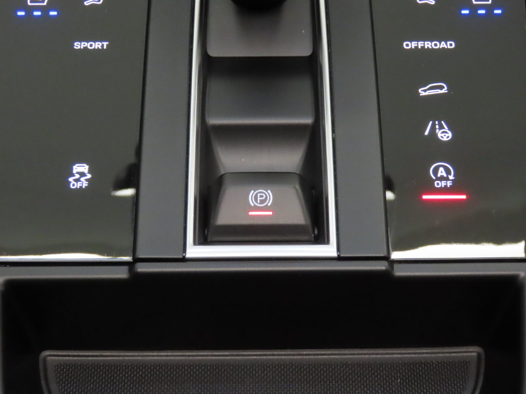 Certified 2025 Porsche Macan AWD/4WD image 28