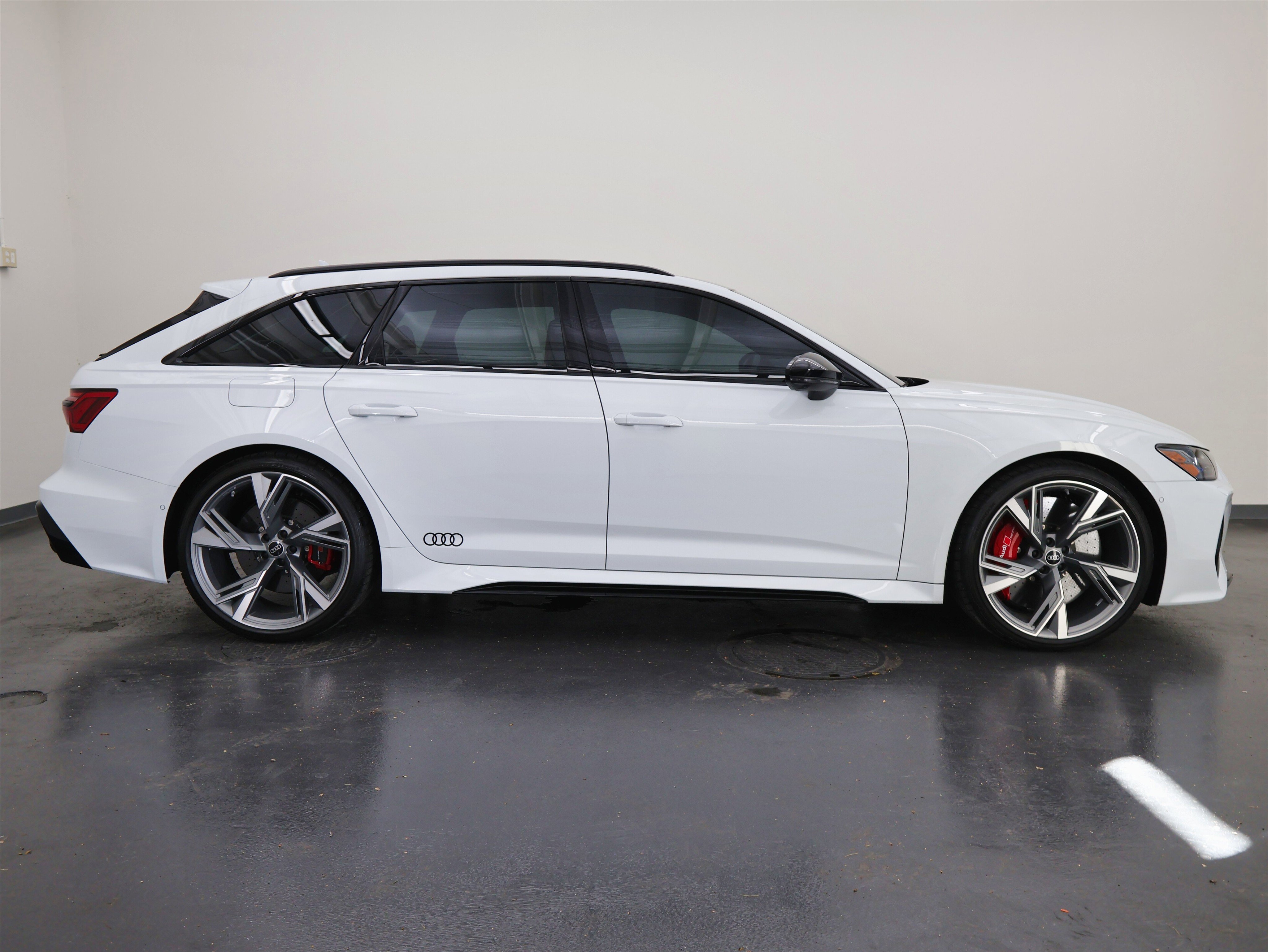 Used 2021 Audi RS 6 w/ Executive Package image 2