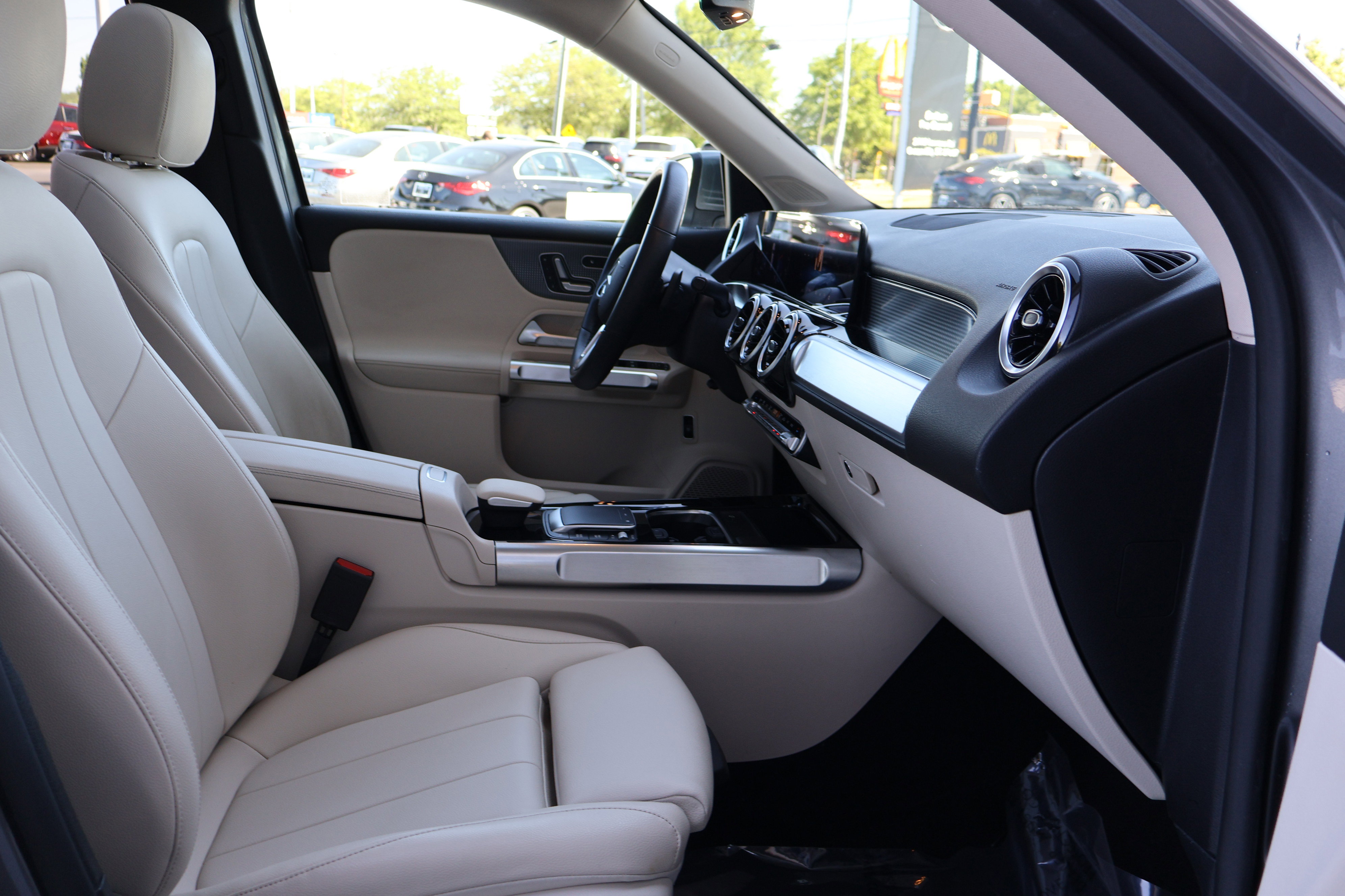 Certified 2022 Mercedes-Benz GLB 250 w/ Premium Package Lite image 30