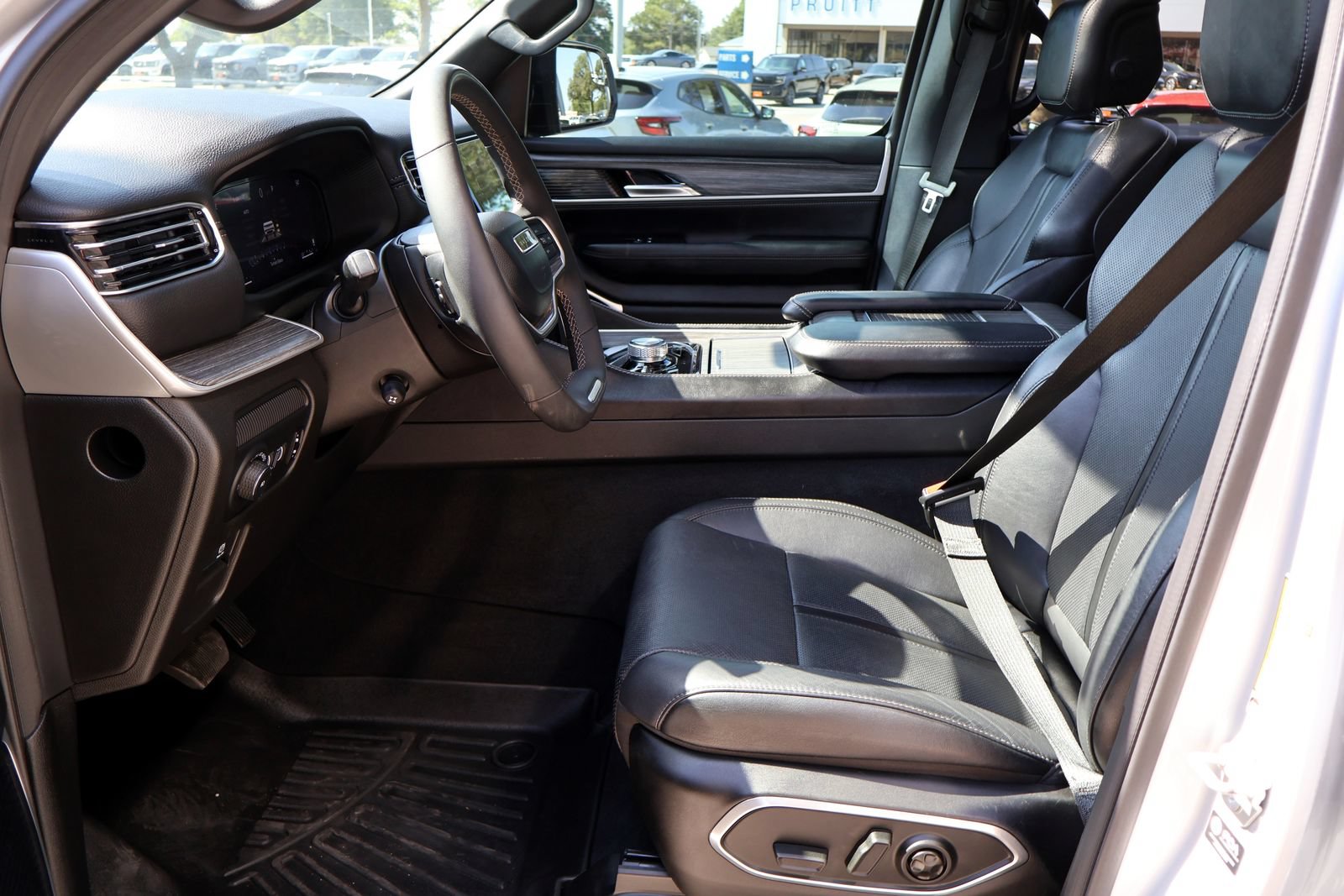 Used 2024 Jeep Wagoneer L Series III w/ Premium Group I AWD/4WD image 20