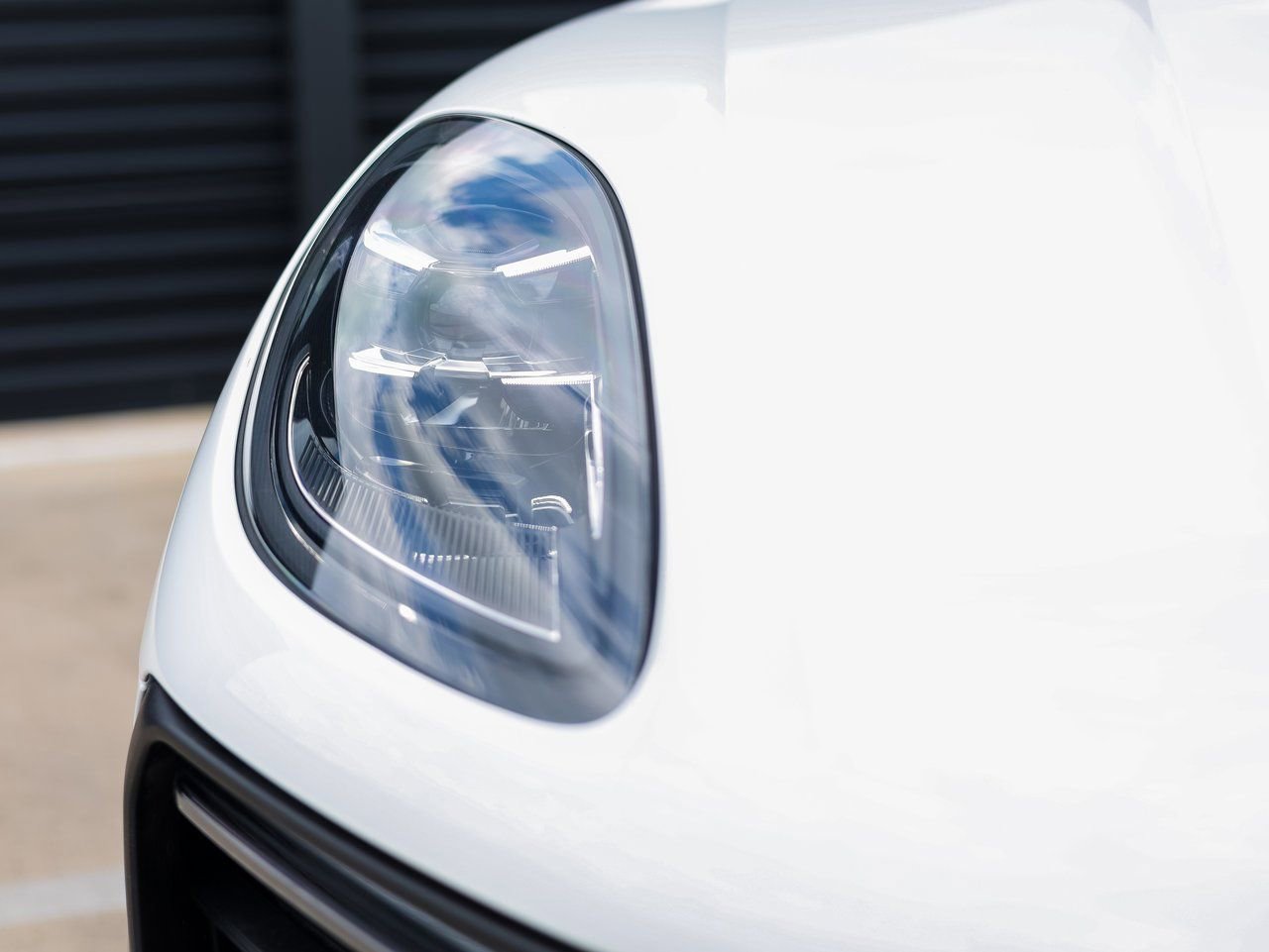 Certified 2025 Porsche Macan image 13