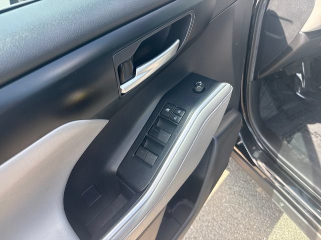 Used 2021 Toyota Highlander XLE AWD/4WD image 11