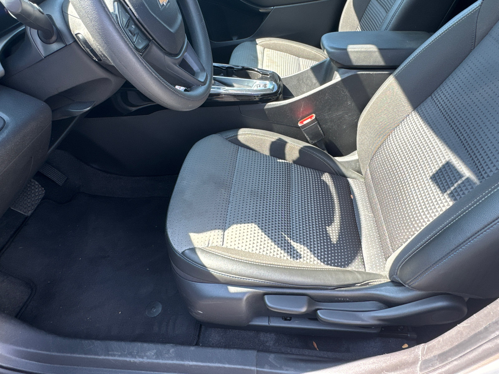 Used 2025 Chevrolet Trax LT FWD image 6