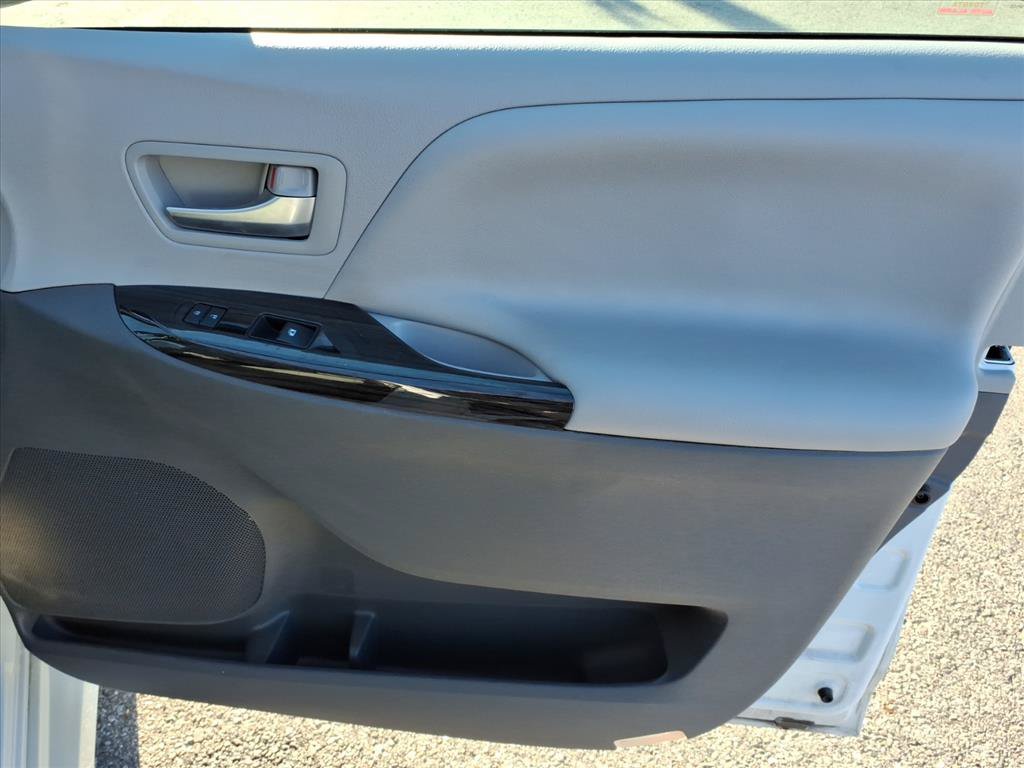 Used 2018 Toyota Sienna XLE AWD/4WD image 16