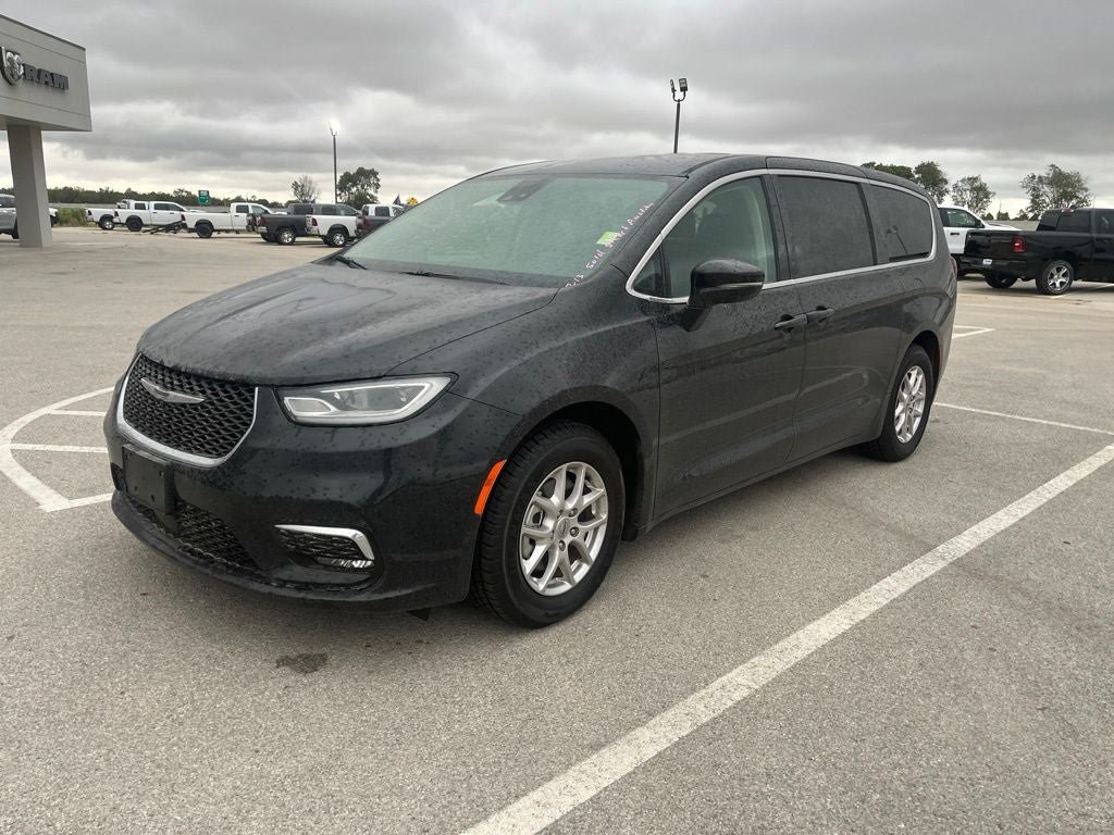 Used 2024 Chrysler Pacifica Touring-L FWD image 1