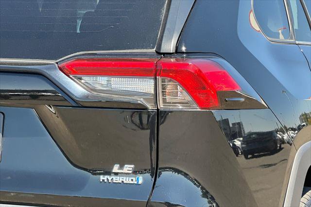 Certified 2021 Toyota RAV4 LE AWD/4WD image 31