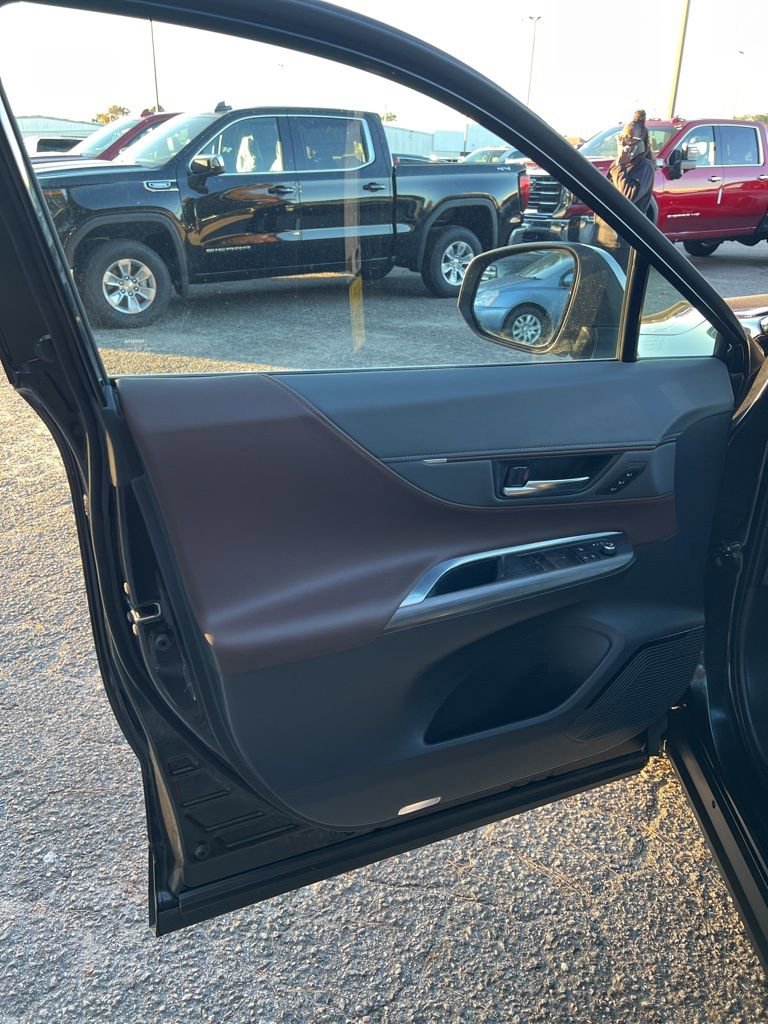 Used 2023 Toyota Venza XLE image 9