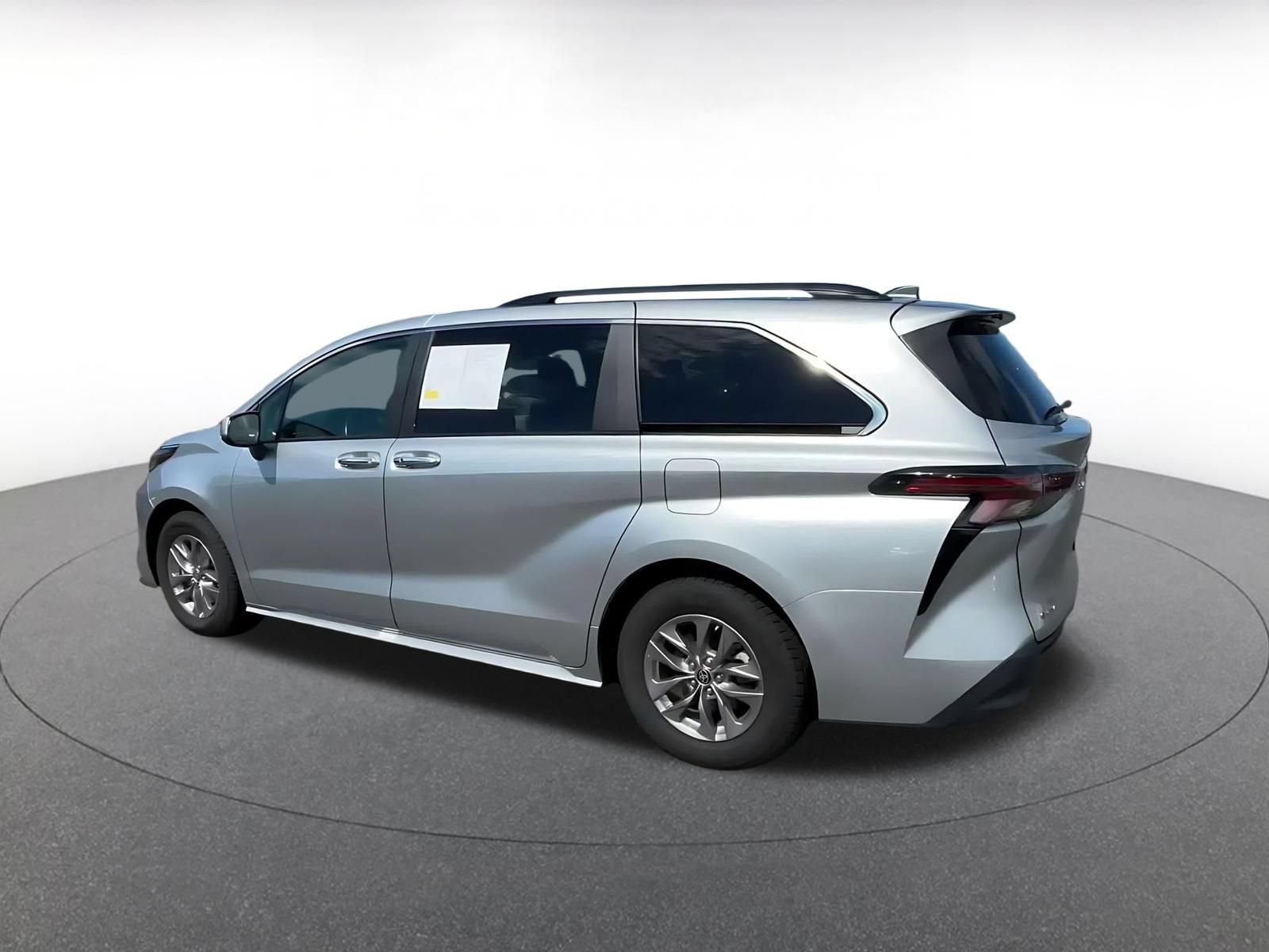 Used 2025 Toyota Sienna XLE FWD image 9