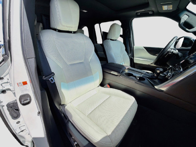 Used 2024 Lexus LX 600 4WD w/ Luxury Package image 16
