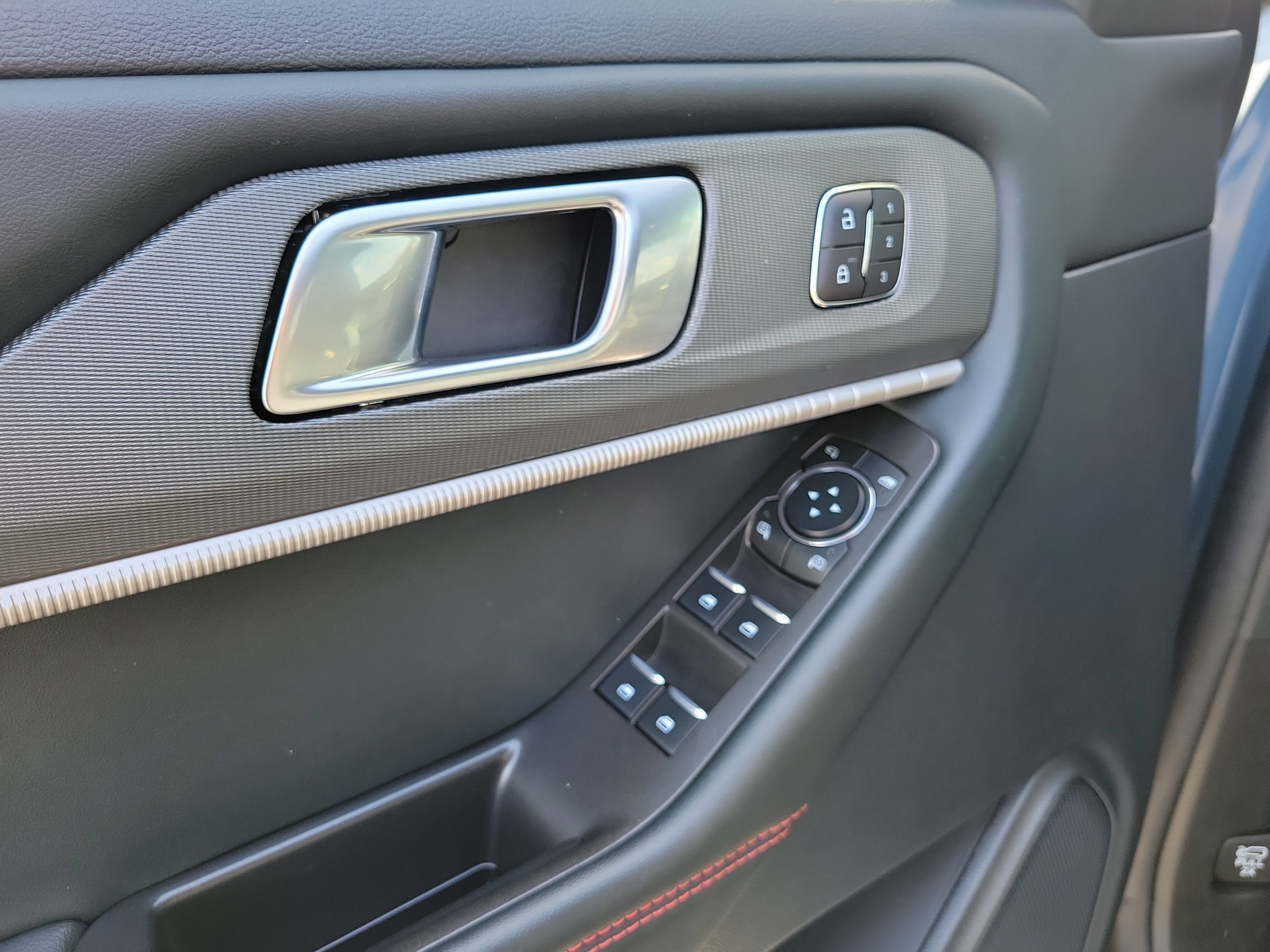 Used 2025 Ford Explorer ST-Line w/ Premium Package RWD image 16