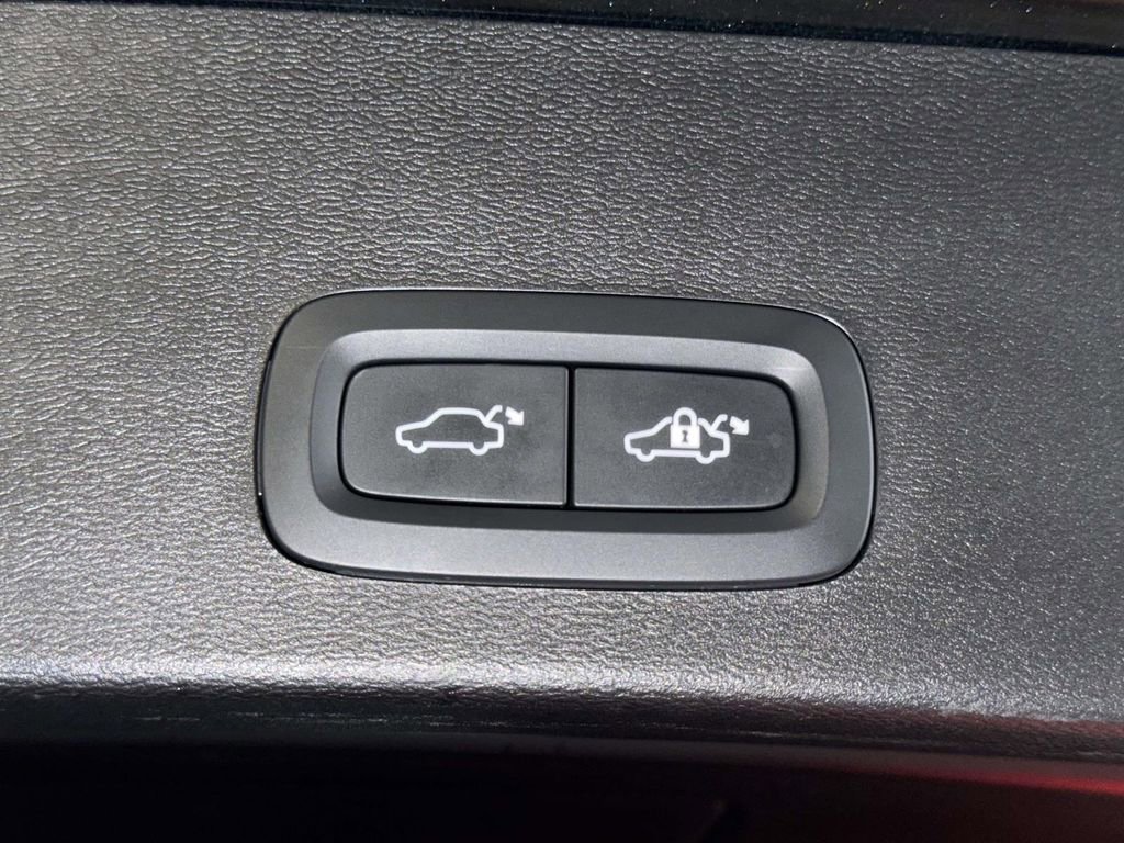 Used 2024 Volvo XC40 B5 Ultimate w/ Protection Package Premier AWD/4WD image 18