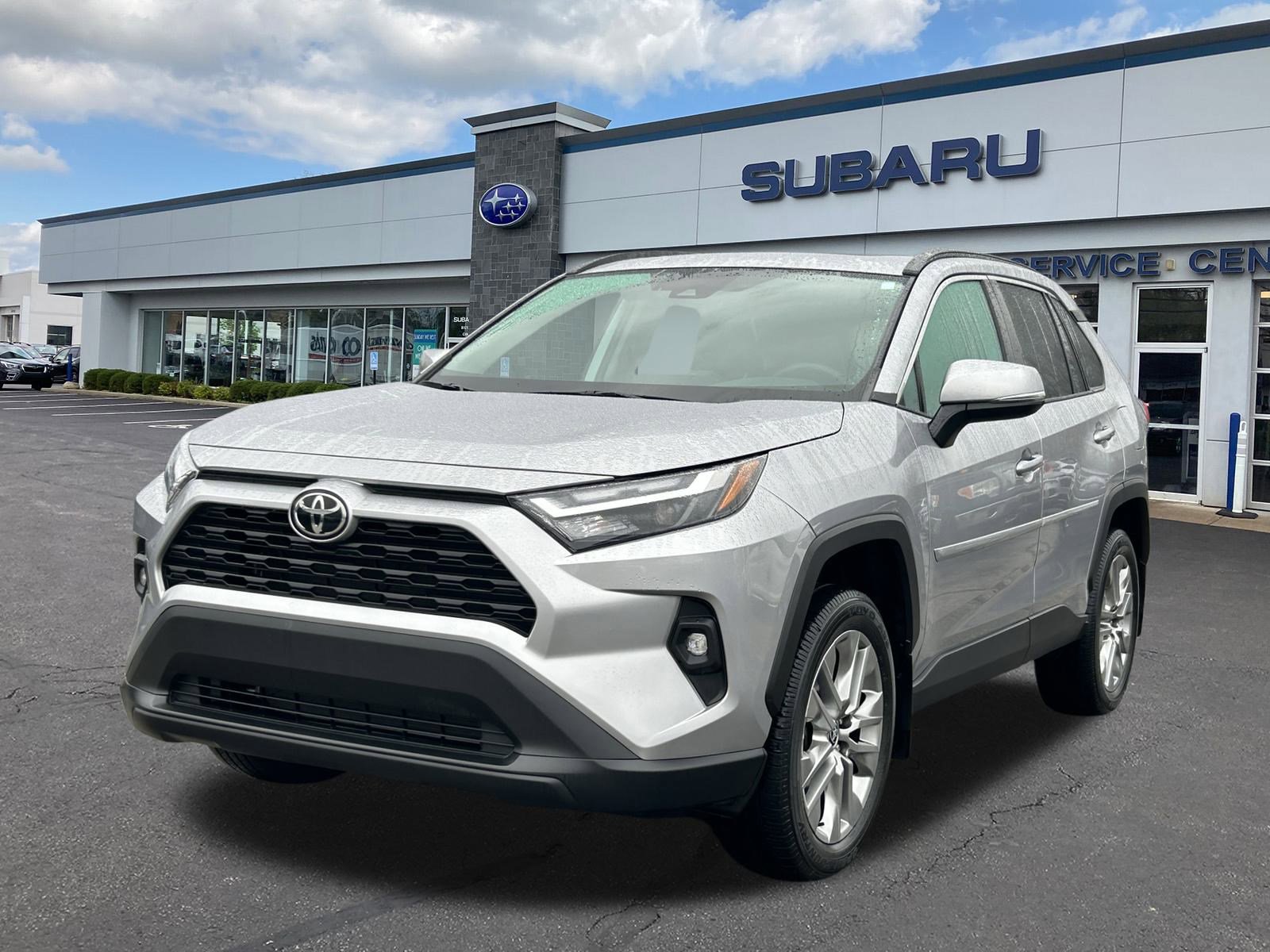 Used 2022 Toyota RAV4 XLE Premium image 3