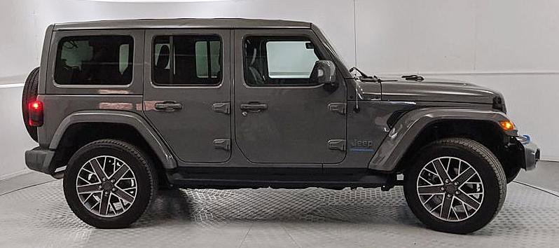 Used 2023 Jeep Wrangler Unlimited Sahara image 2