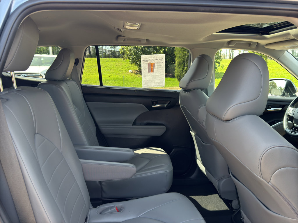 Used 2021 Toyota Highlander XLE image 18