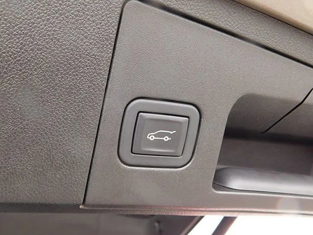 Used 2023 Cadillac XT4 Premium Luxury image 9