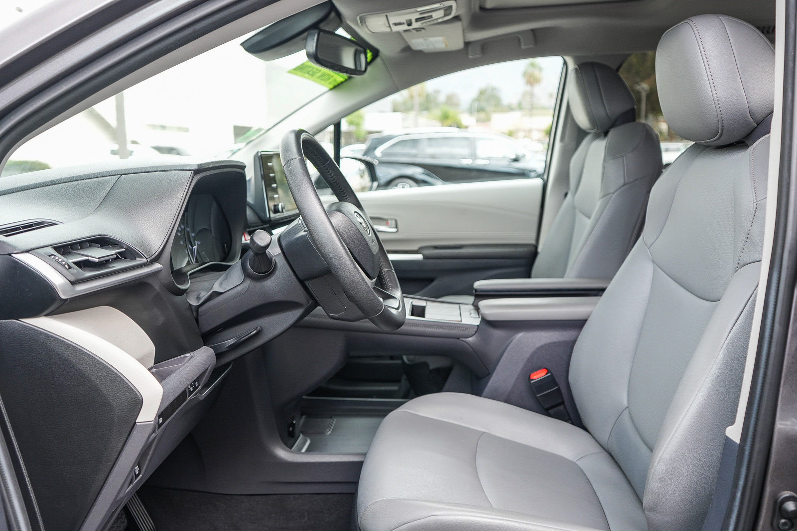 Used 2024 Toyota Sienna XLE FWD image 17