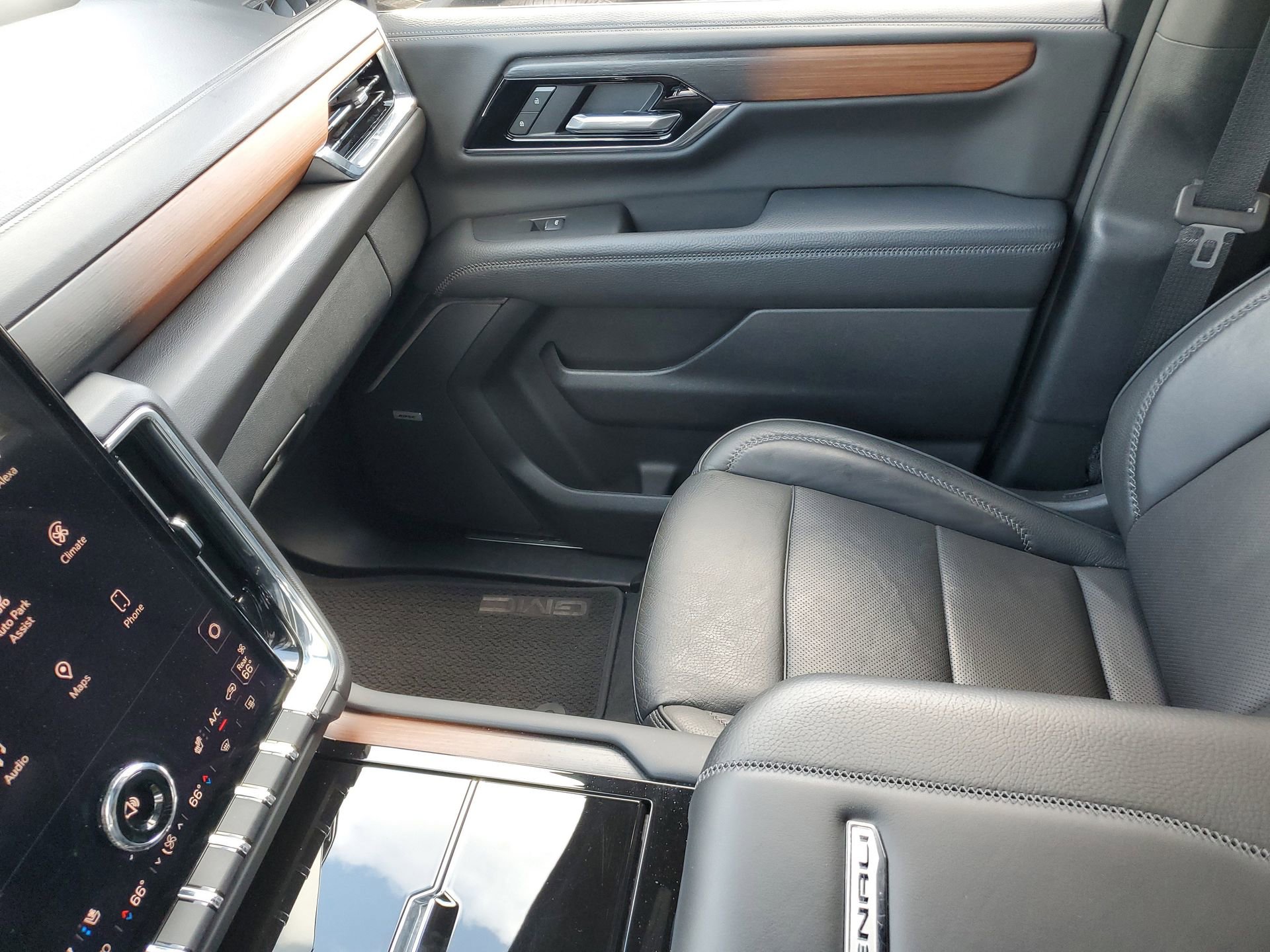 Used 2025 GMC Yukon Denali RWD image 30