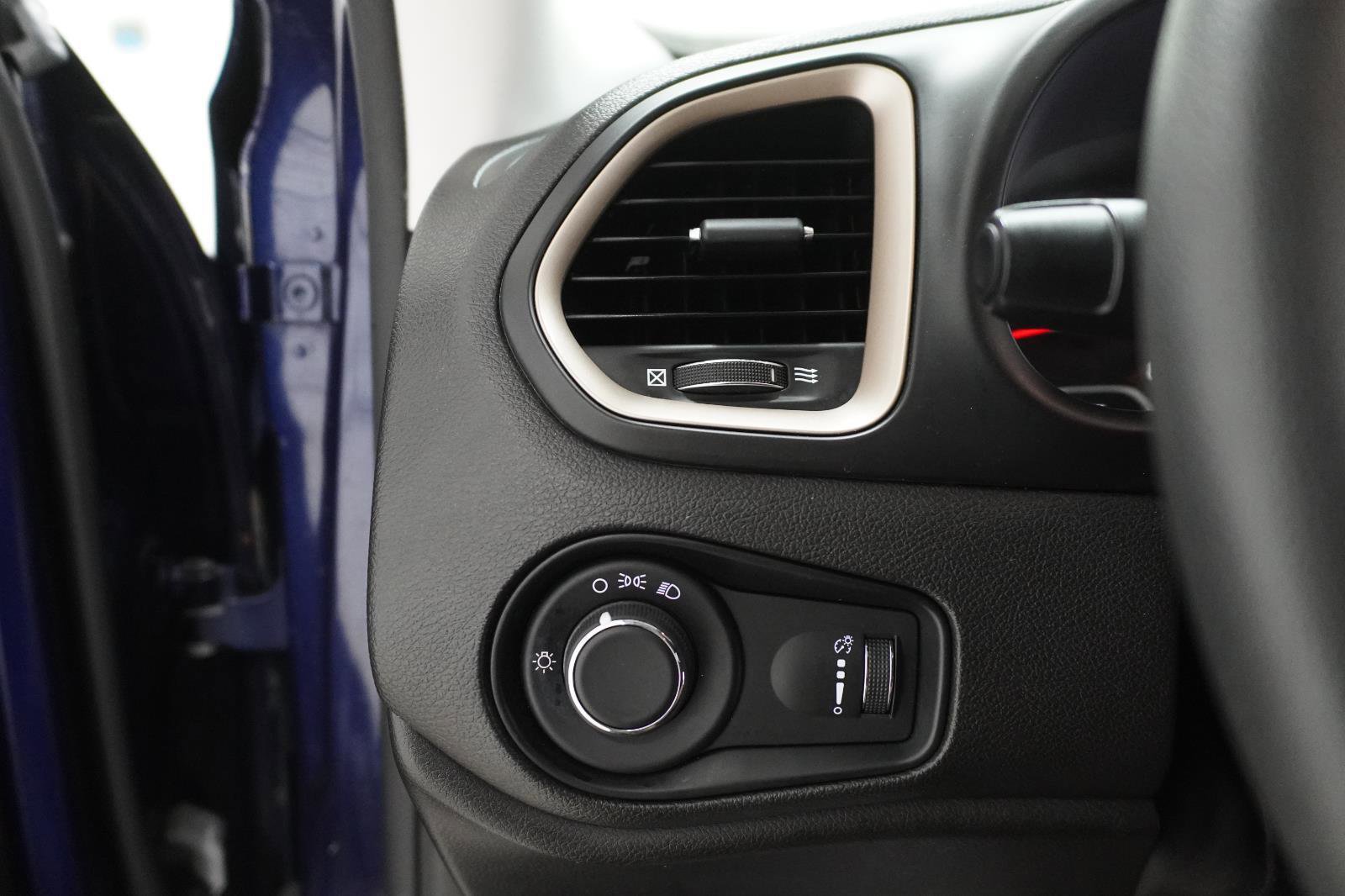 Used 2016 Jeep Renegade Sport w/ Power & Air Group FWD image 16