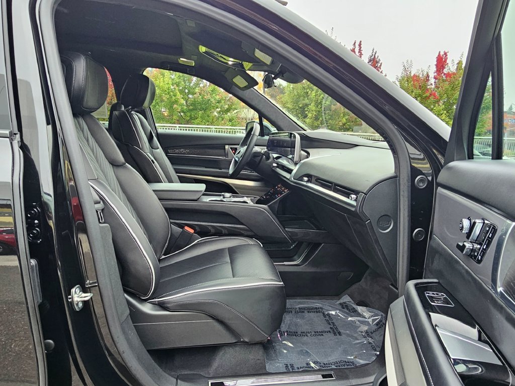 Certified 2026 Cadillac Vistiq Sport w/ LPO, Floor Liner Package AWD/4WD image 10