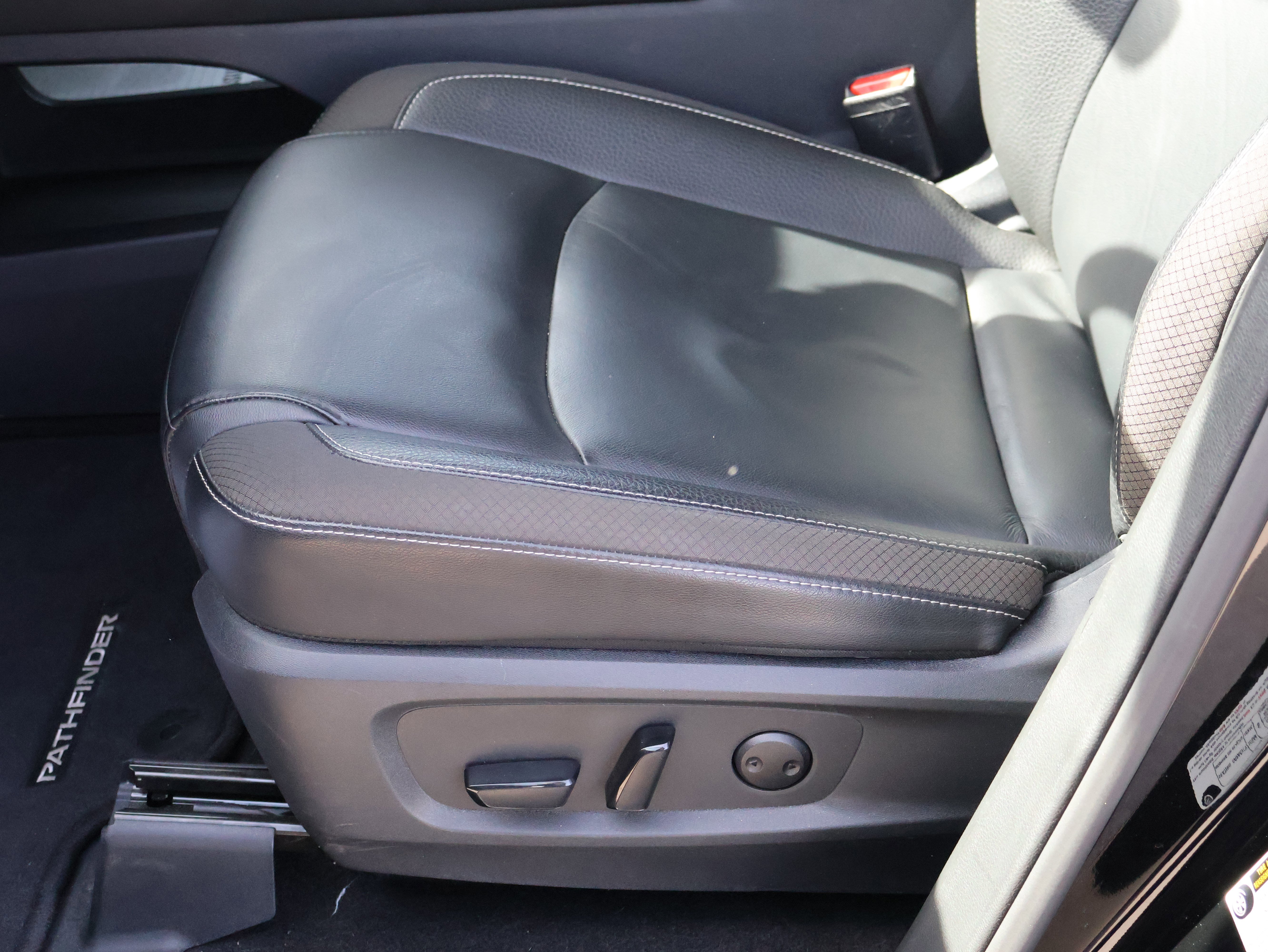 Used 2025 Nissan Pathfinder SL image 39