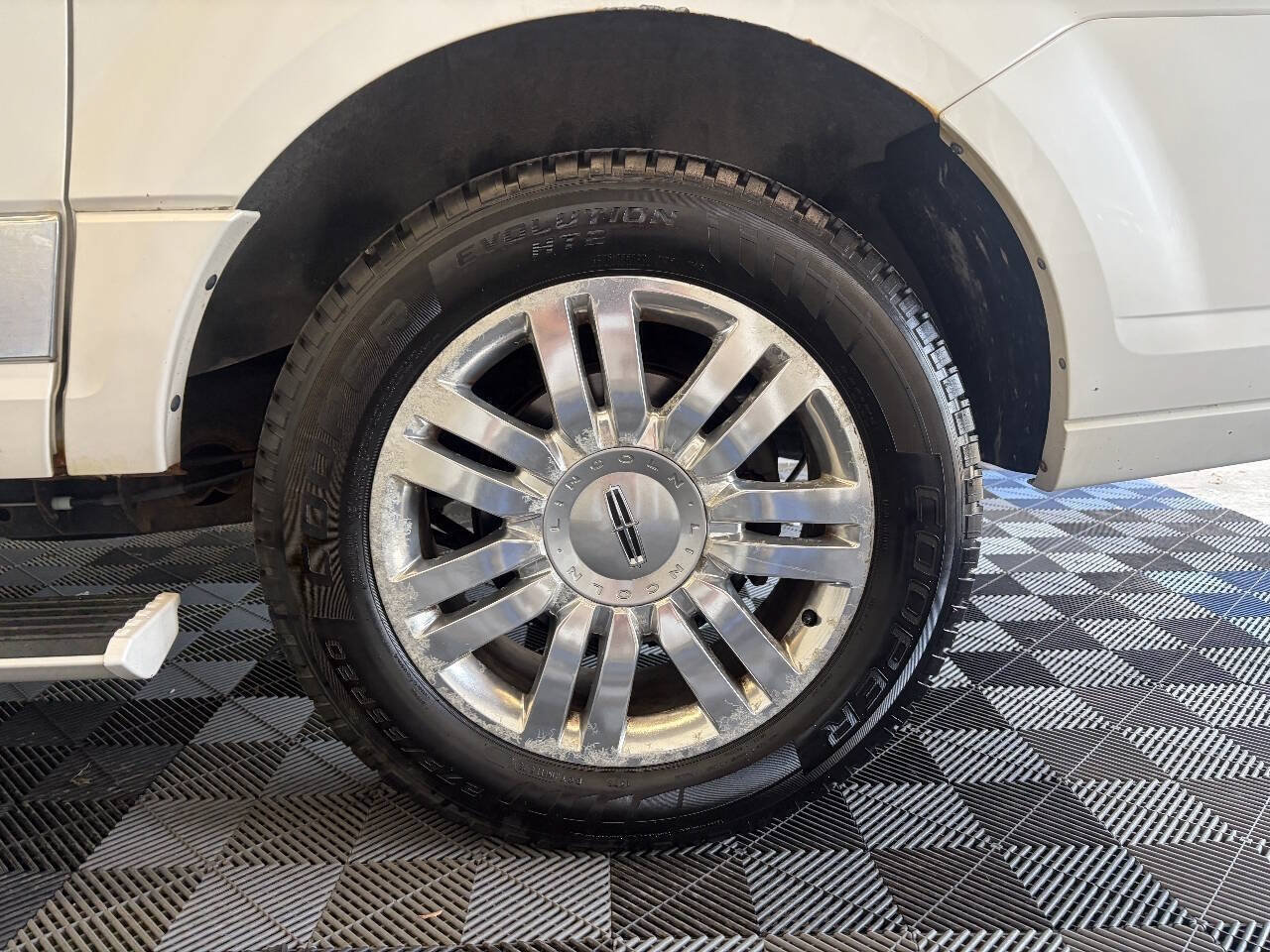 Used 2014 Lincoln Navigator L 4WD image 30