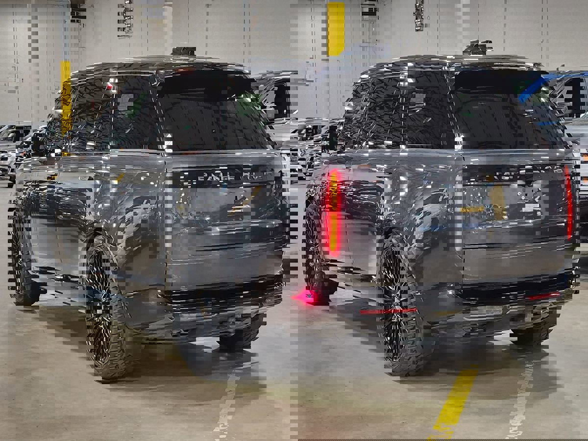 Used 2024 Land Rover Range Rover Long Wheelbase Autobiography image 11