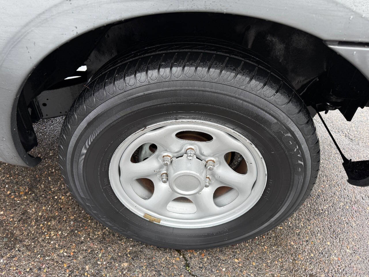 Used 2001 Nissan Frontier XE image 13