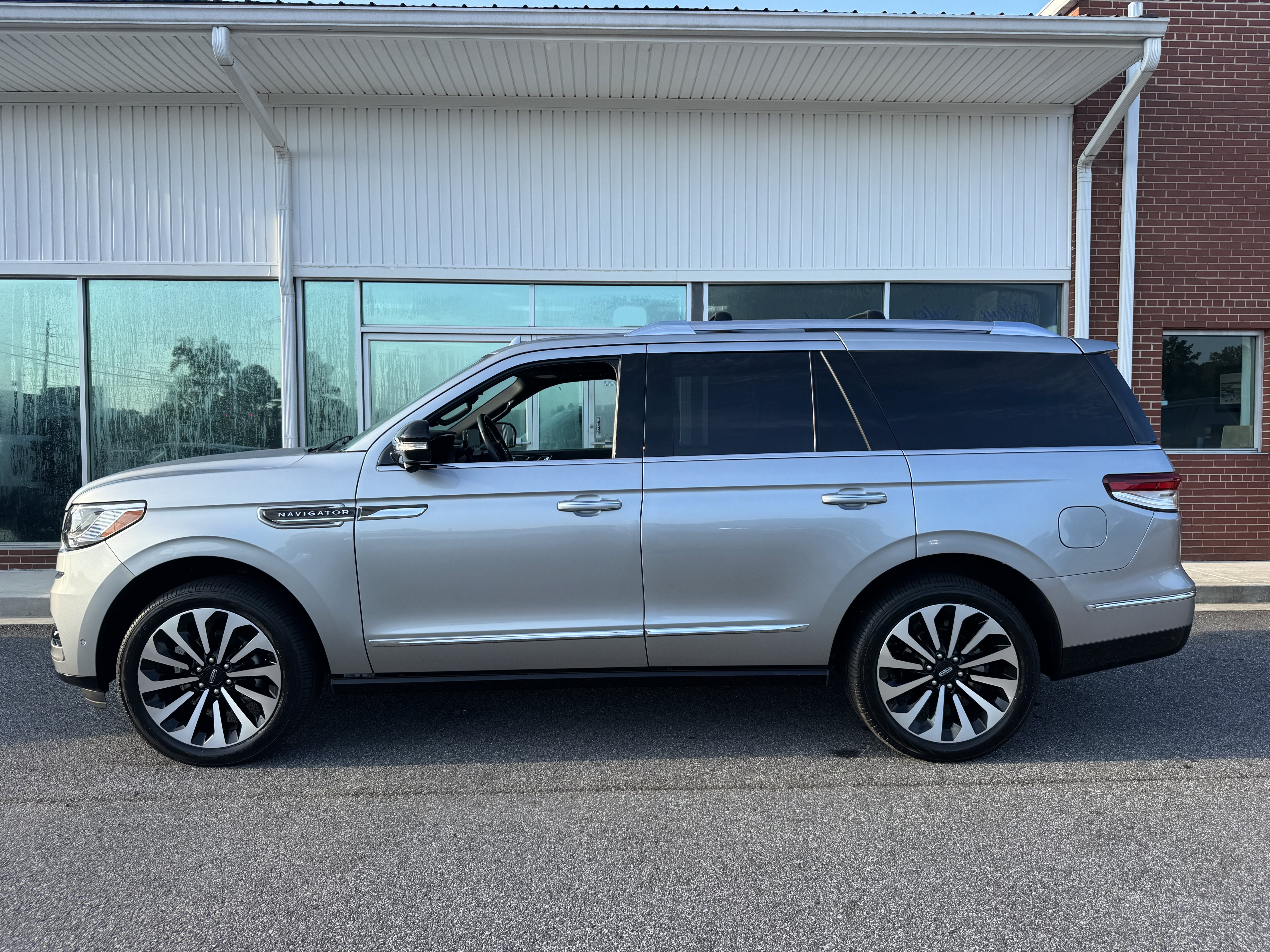 Used 2023 Lincoln Navigator Reserve AWD/4WD image 1