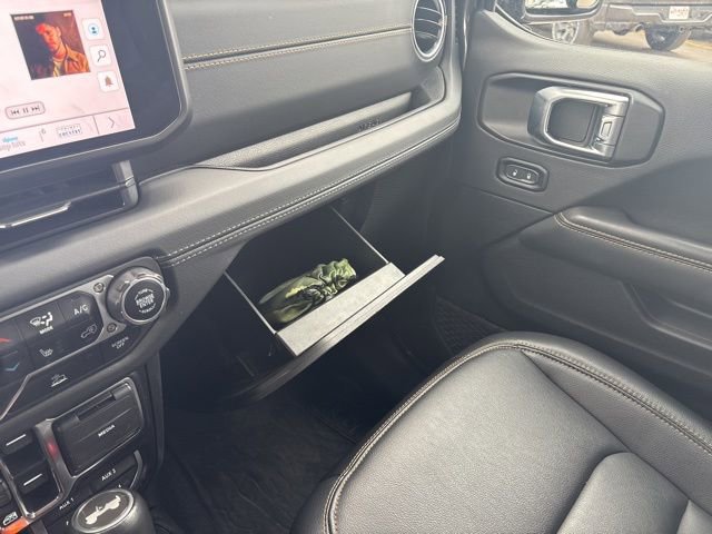 Used 2024 Jeep Wrangler Sahara image 19