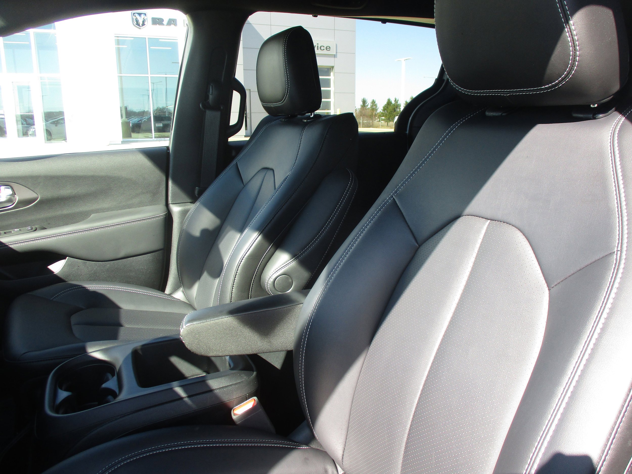 Used 2025 Chrysler Pacifica Select FWD image 37