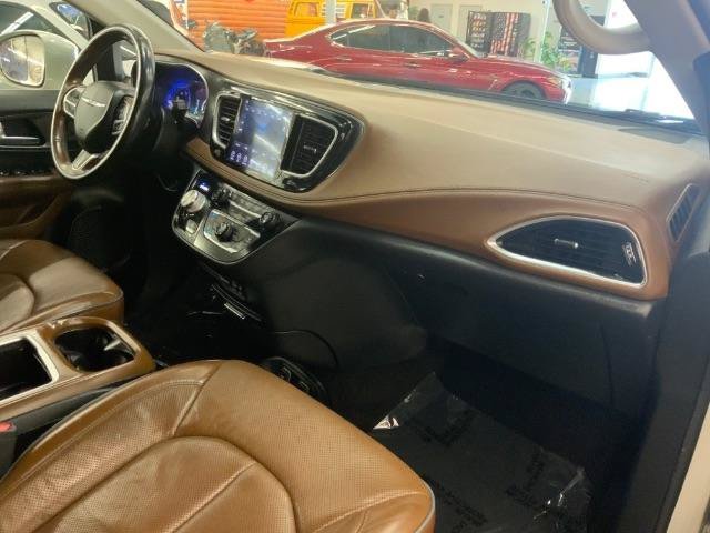 Used 2019 Chrysler Pacifica Limited w/ Tire & Wheel Group FWD image 10