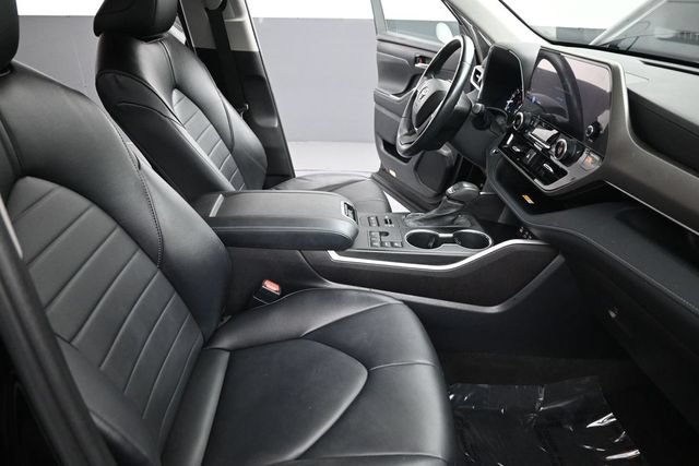 Used 2023 Toyota Highlander XLE AWD/4WD image 19