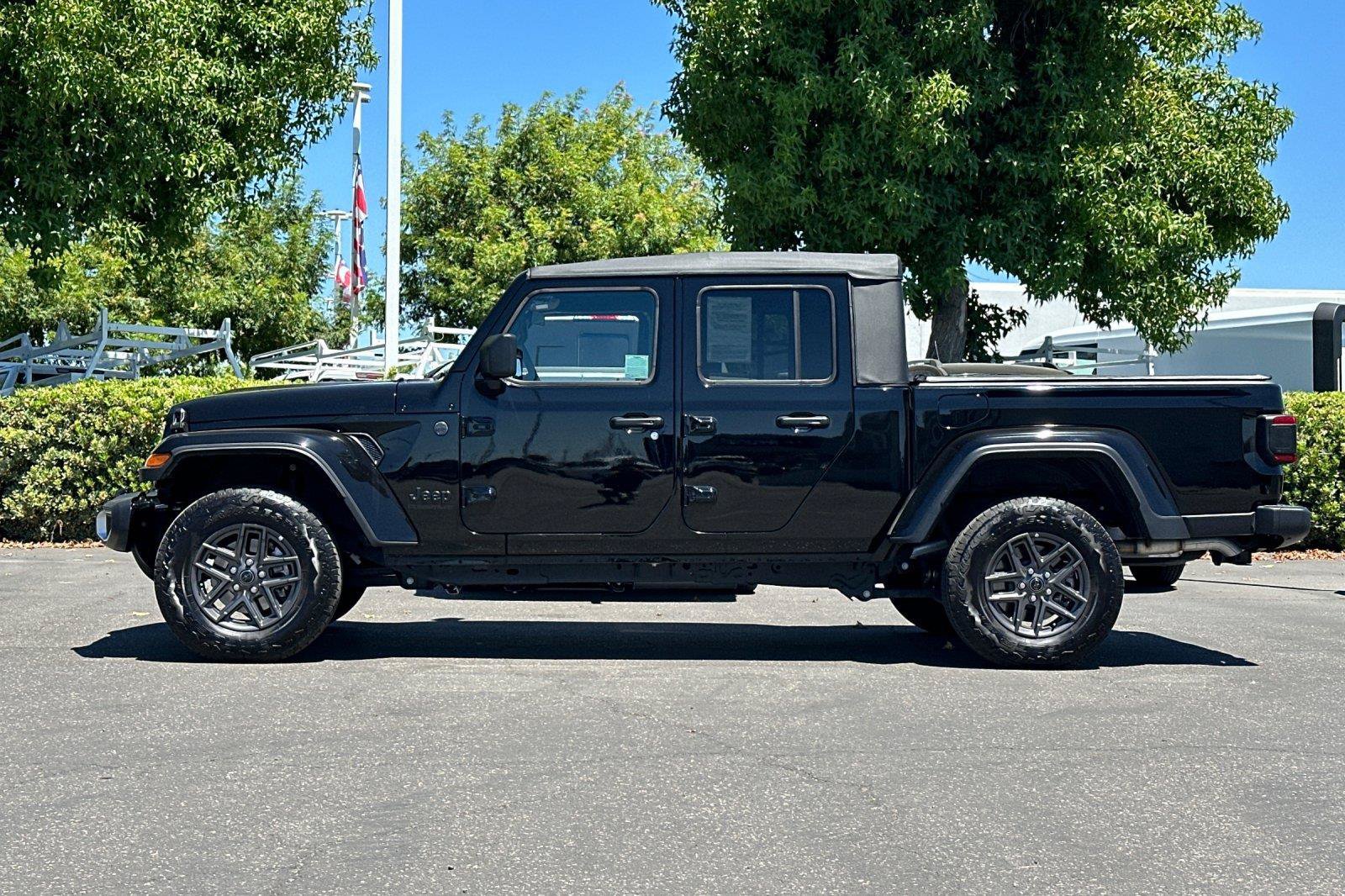 Certified 2025 Jeep Gladiator Sport AWD/4WD image 6