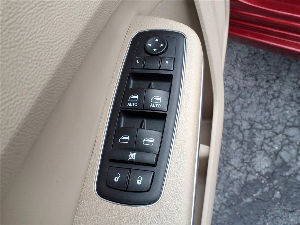 Used 2014 Chrysler 300 AWD w/ Driver Convenience Group image 9