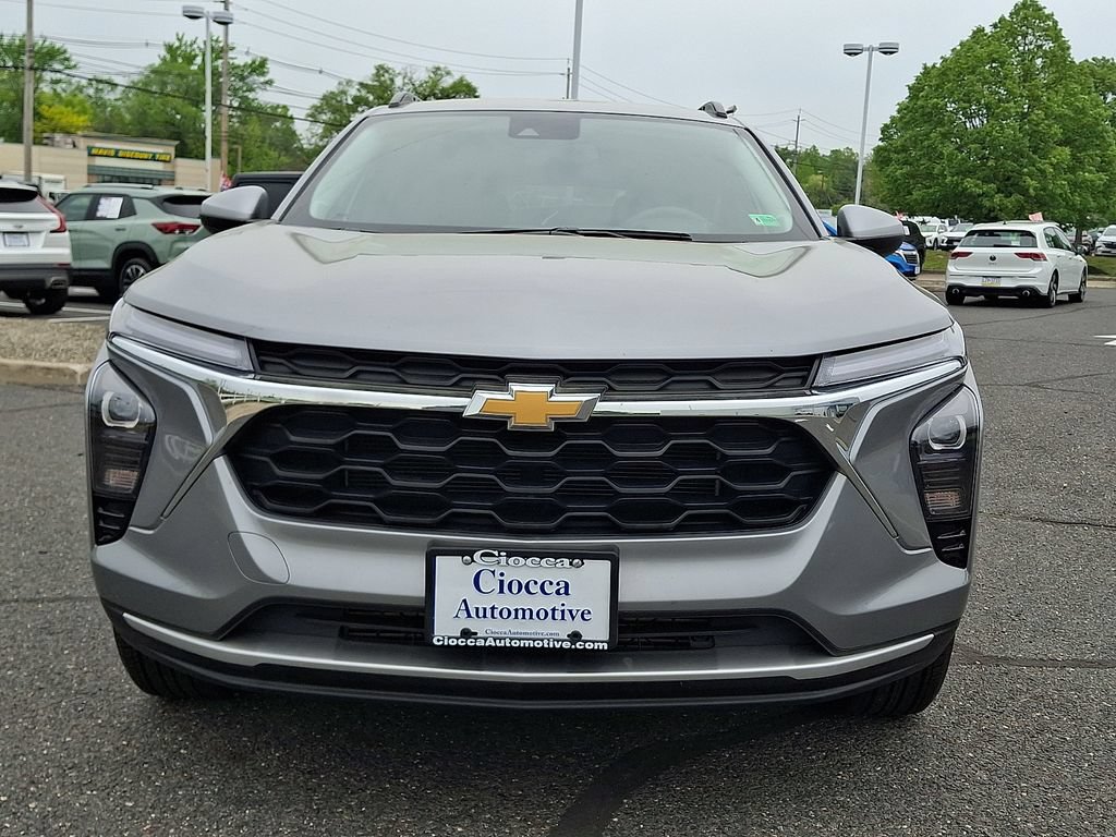 Used 2025 Chevrolet Trax LT FWD image 5